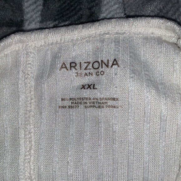 Super super soft, long sleeve crop top. A flattering white that styles well - Picture 3 of 3